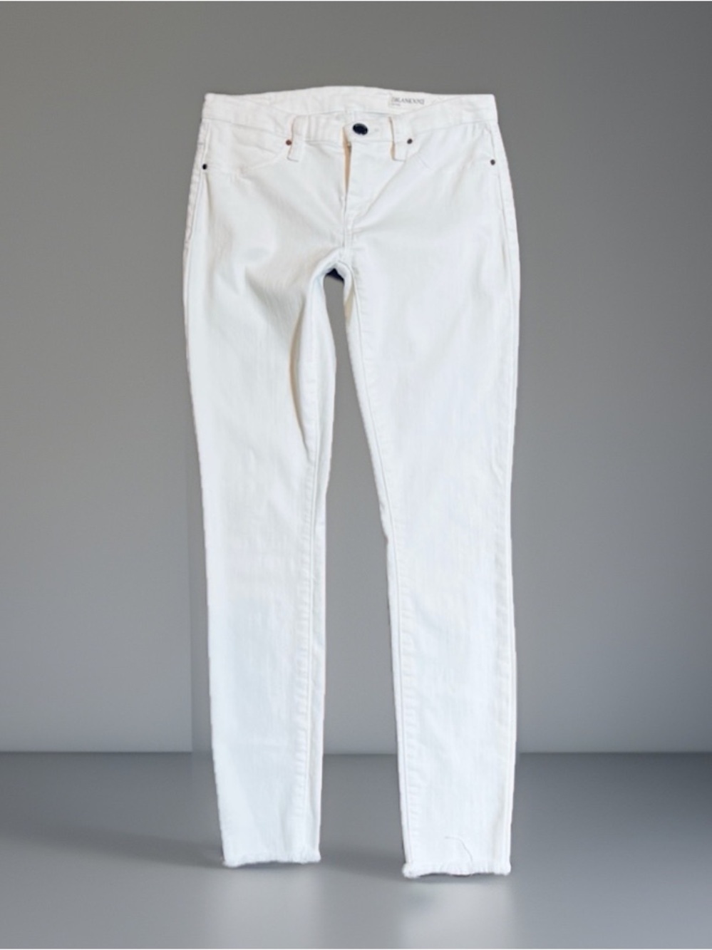 Blank NYC size 25 White stretch unfinished skinny jeans